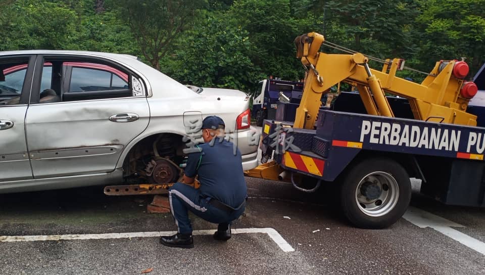 车内积水堆满垃圾长野草 布城17辆废弃车辆被拖走