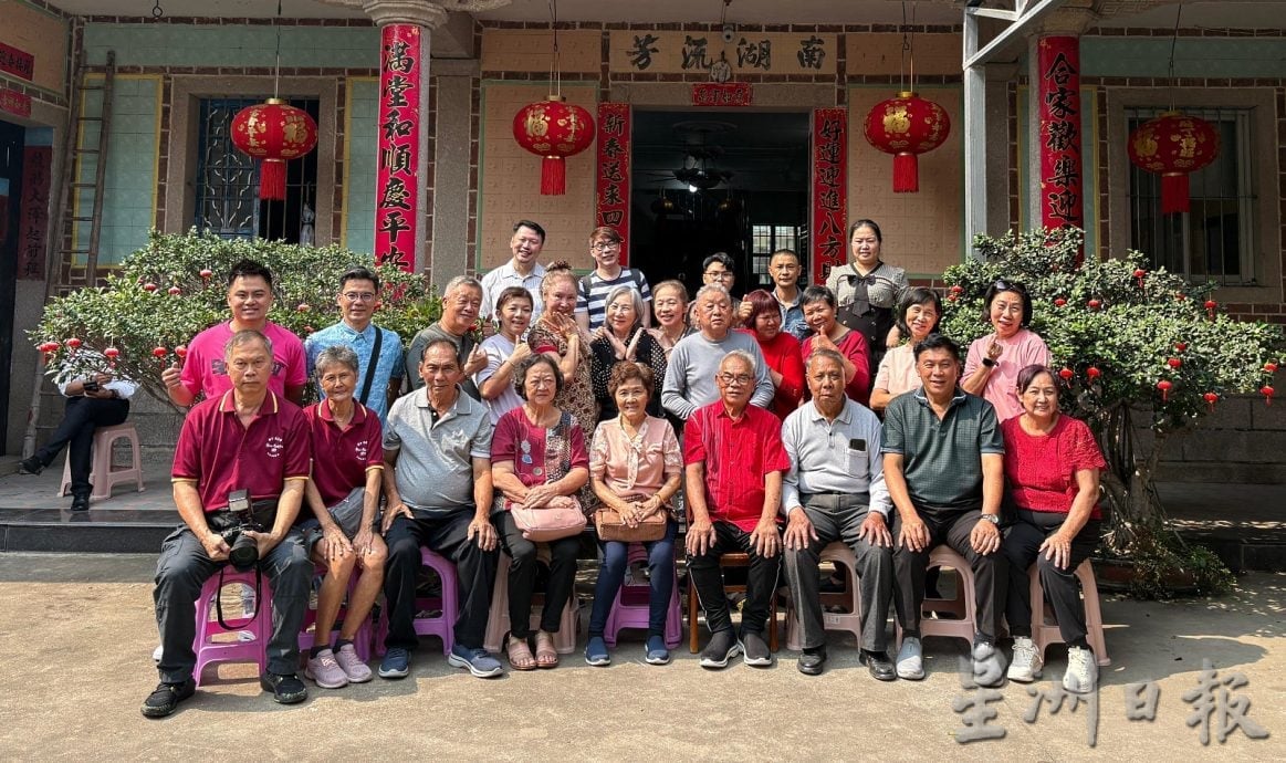 供星洲网:弄边郑家跨越千里返中国故里探亲,温情满载
