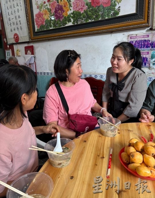 供星洲网:弄边郑家跨越千里返中国故里探亲，温情满载