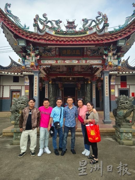 供星洲网:弄边郑家跨越千里返中国故里探亲，温情满载