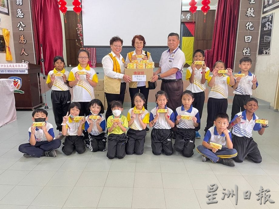 NS2 马口:马口佛光分会向各华校、媒体及公众派发逾5500盒佛诞饼