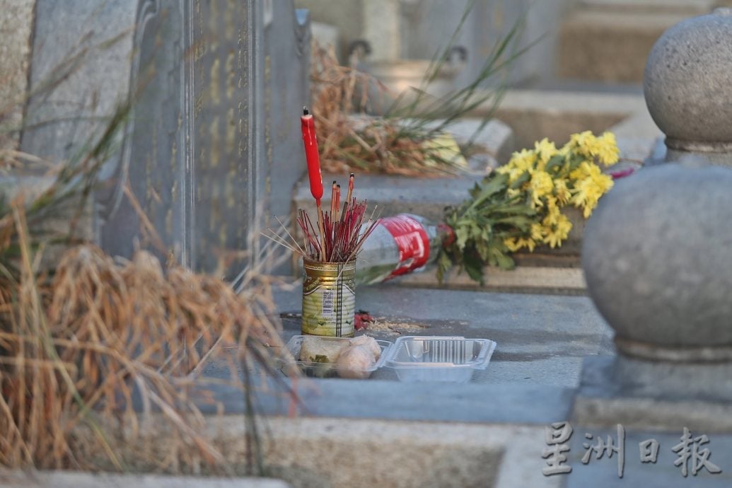 (大北马/绿量)年轻人清明节当志工拾垃圾