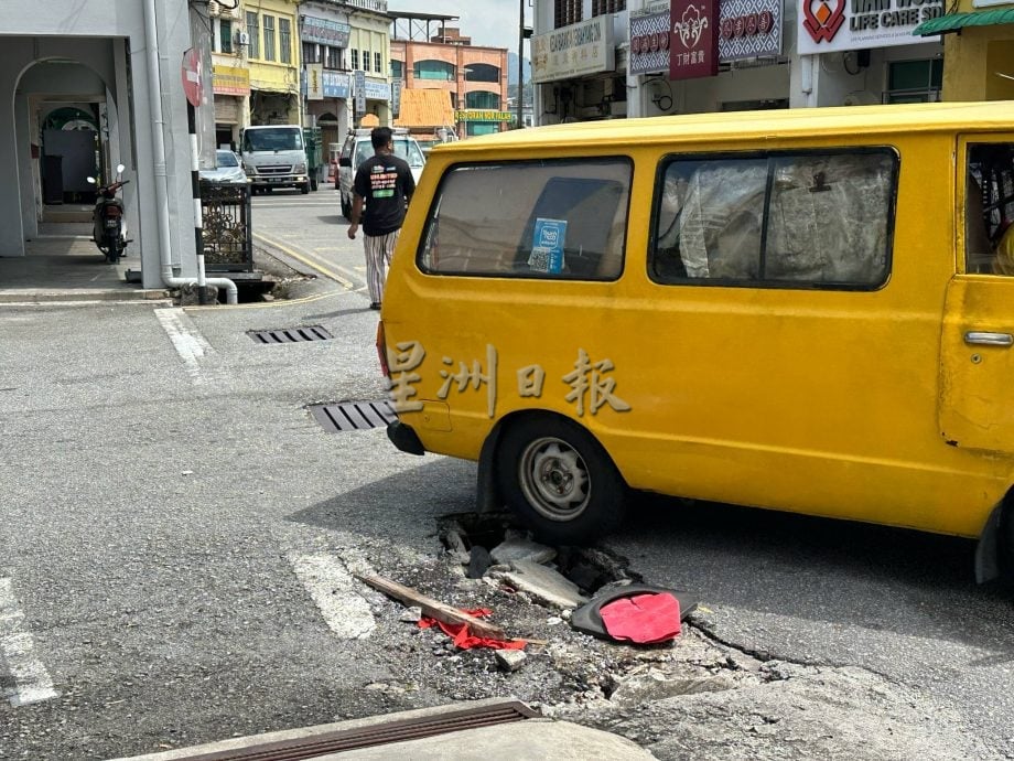 小路洞变“陷阱”,商家盼当局尽快修补