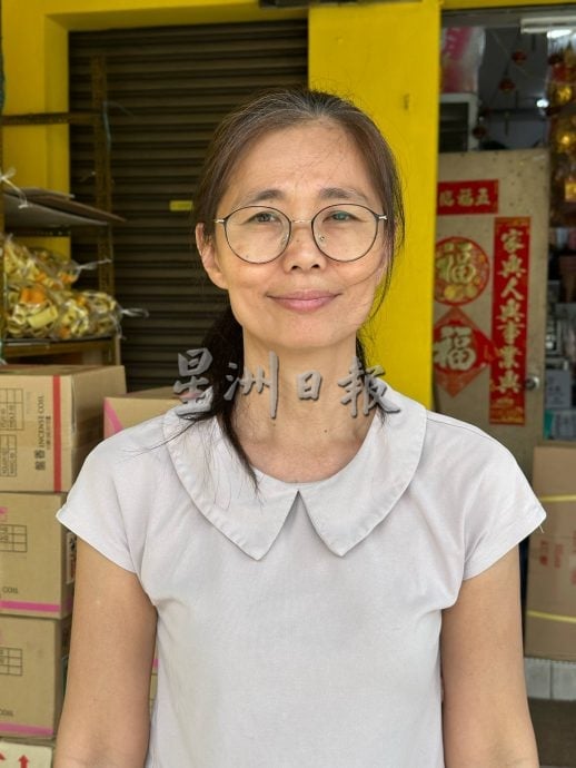 小路洞变“陷阱”,商家盼当局尽快修补
