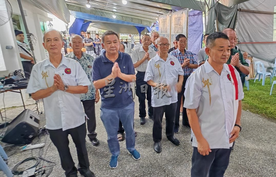 保安公司创办人邱宜忠举殡，保安人员持枪护送老板走完人生最后一程