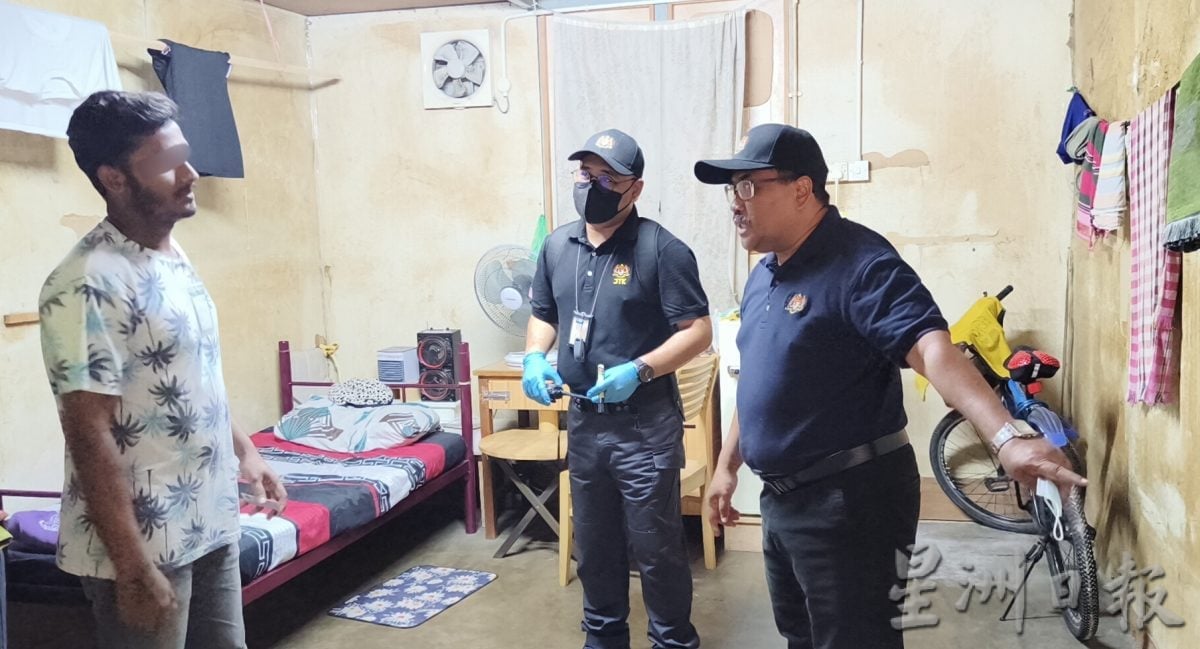 员工遭雇主欠薪达5个月 警在怡家具厂救出61人