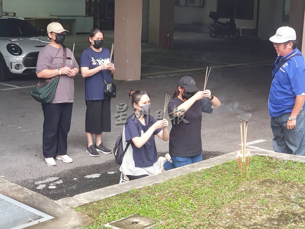 华妇在沙亚南大道坠亡案·家属傍晚领尸·丧礼在家乡举殡