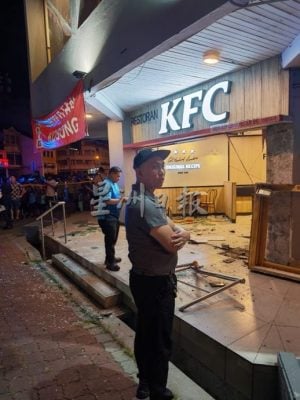 车飞撞进实兆远快餐店 一家六口用餐受伤