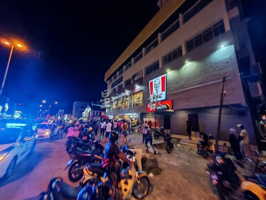 车飞撞进实兆远快餐店 一家六口用餐受伤