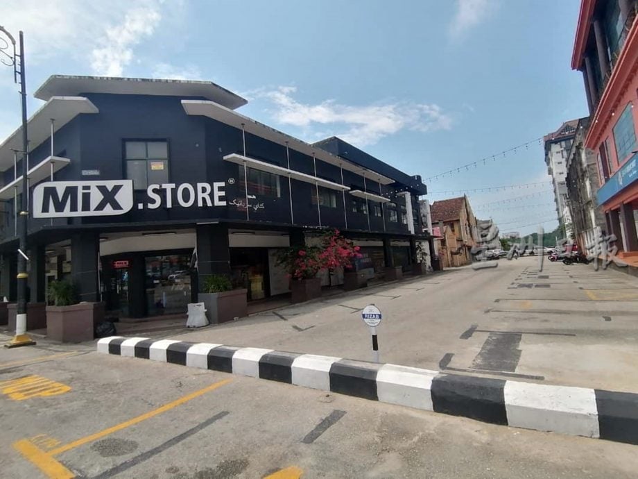 东:已签发/后巷封路、回收租用停车格,关丹大街商家申诉卸货困难顾客流失。