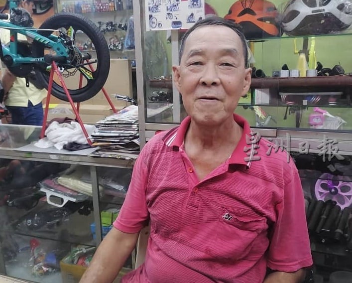 东:已签发/后巷封路、回收租用停车格,关丹大街商家申诉卸货困难顾客流失。