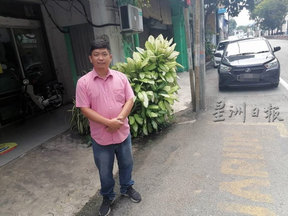 东:已签发/后巷封路、回收租用停车格,关丹大街商家申诉卸货困难顾客流失。