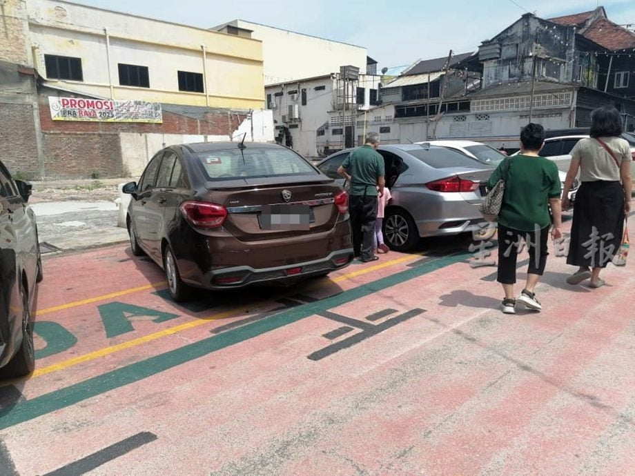 东:已签发/后巷封路、回收租用停车格,关丹大街商家申诉卸货困难顾客流失。