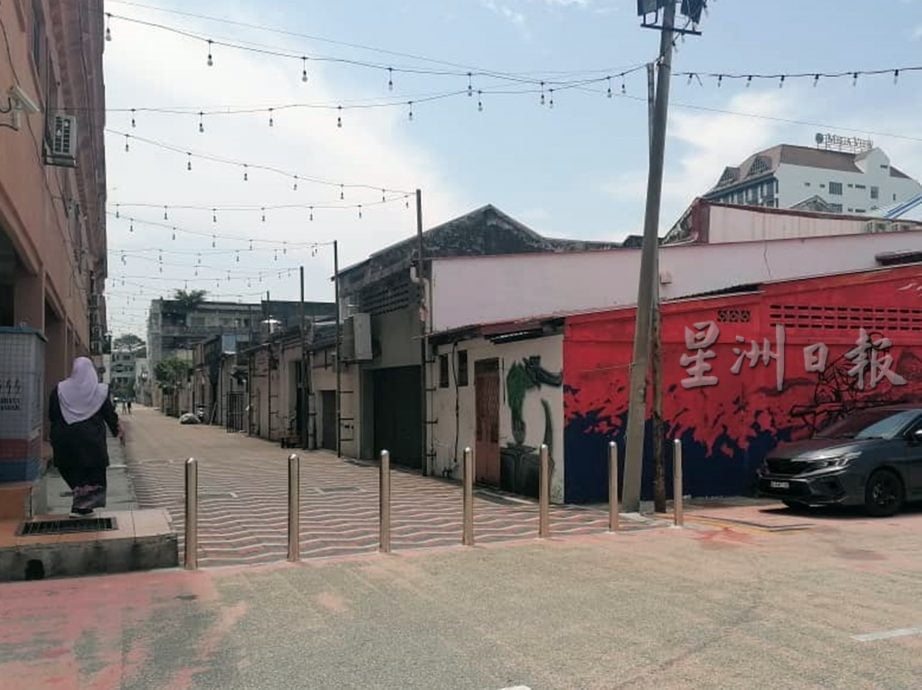 东:已签发/后巷封路、回收租用停车格,关丹大街商家申诉卸货困难顾客流失。