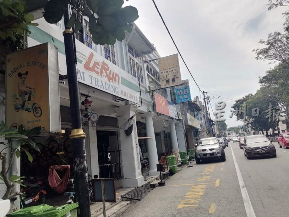 东:已签发/后巷封路、回收租用停车格,关丹大街商家申诉卸货困难顾客流失。