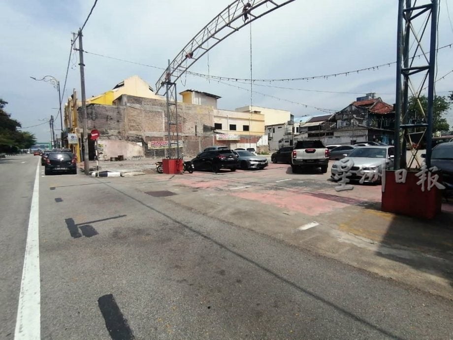 东:已签发/后巷封路、回收租用停车格,关丹大街商家申诉卸货困难顾客流失。