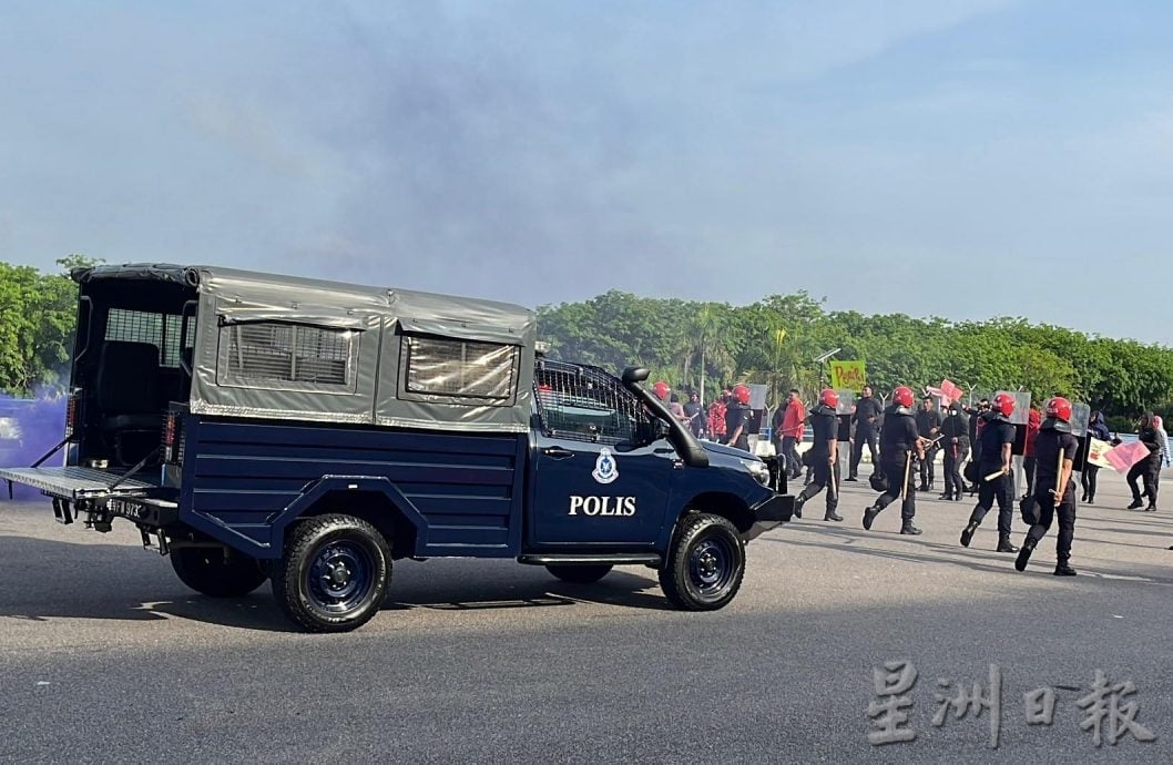 (古城第五版主文)甲警方轻型镇暴队维护州内安宁