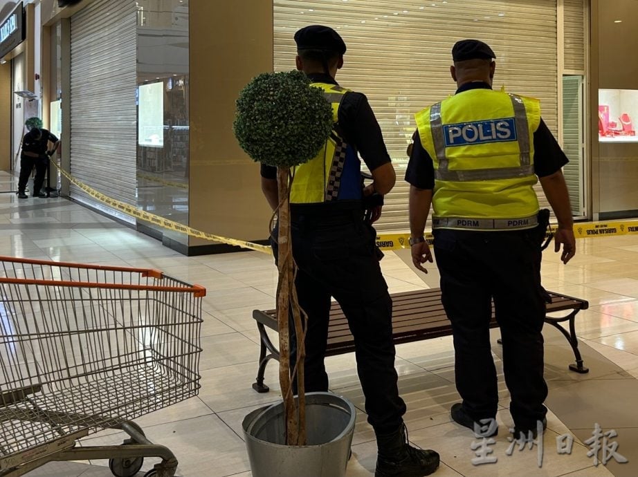 怡购物中心一金店 遭2蒙面匪持械打劫
