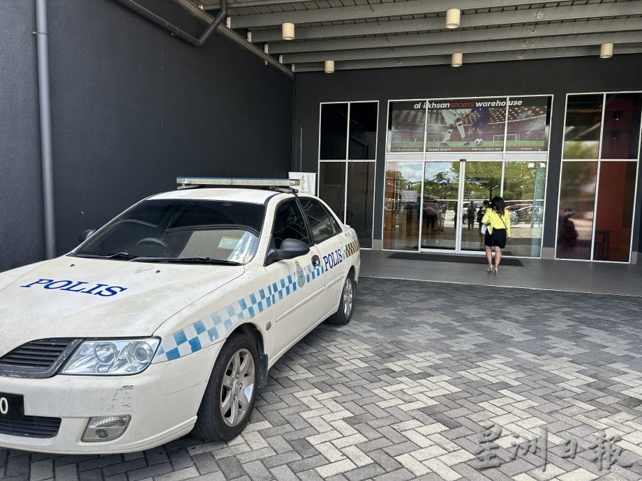 怡购物中心一金店 遭2蒙面匪持械打劫