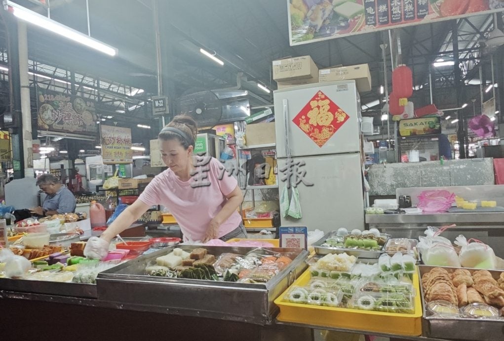 （大北马）糕点小贩被指掐脖子虐猫，妻喊冤“抓猫不是身体就是颈项”