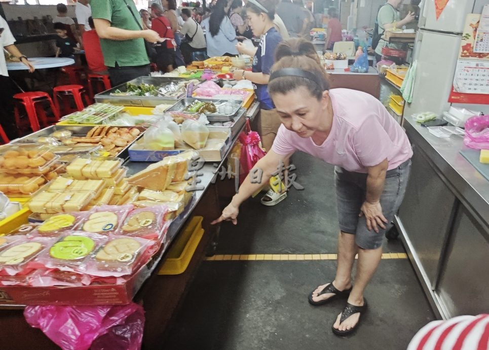 （大北马）糕点小贩被指掐脖子虐猫，妻喊冤“抓猫不是身体就是颈项”