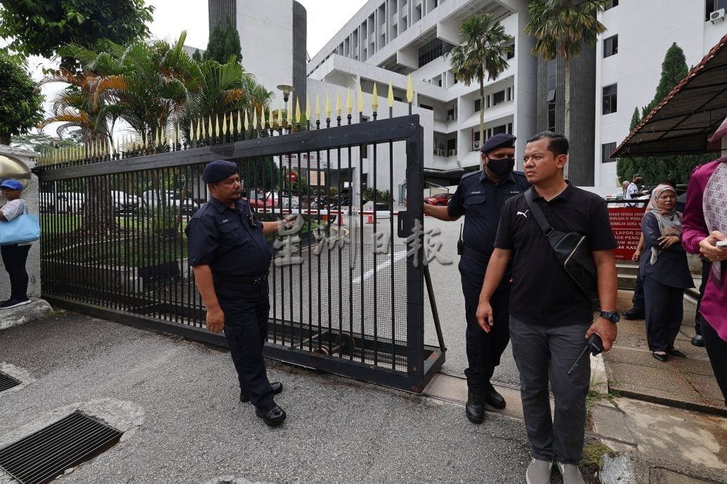 供星洲网/“反对扑杀，让流浪狗活下去” 近500人现身森州政府大厦展开和平请愿集会