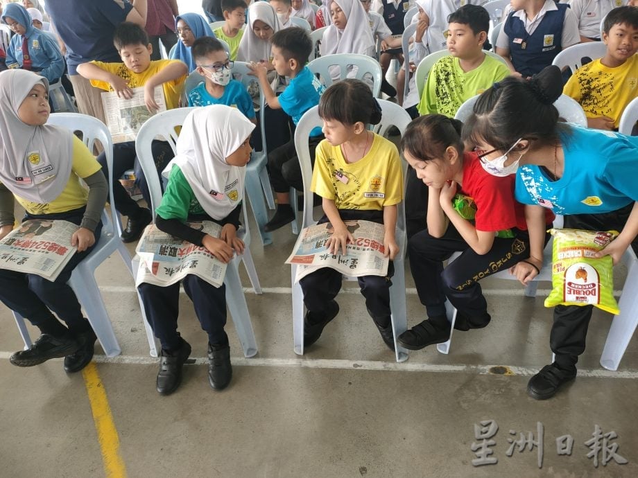 (古城p12主文)星洲日报育新华小学生阅报计划赠报仪式
