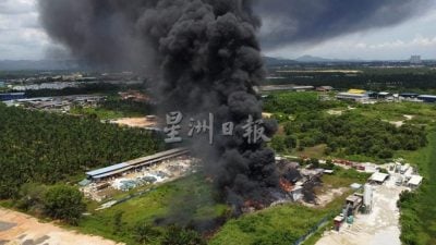 视频 | 油漆原料货仓无故失火 铁桶爆炸惊动毗邻厂家