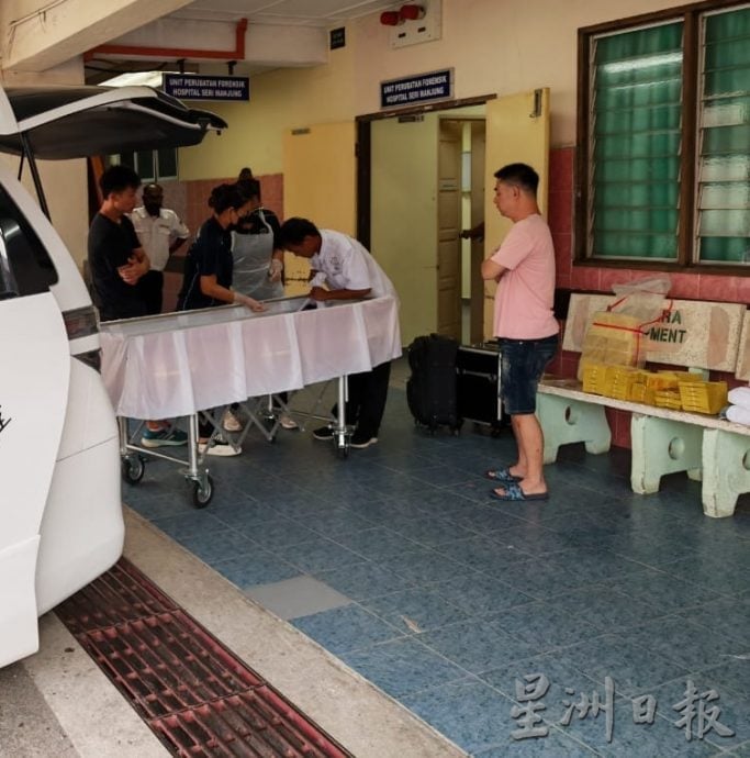 女生坠河亡|家属领出雪仪遗体 明天送往火化