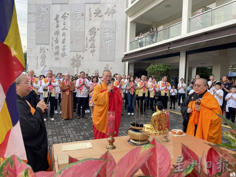 **已签发**柔:头条之一:佛光花车夜游 千人8公里相随