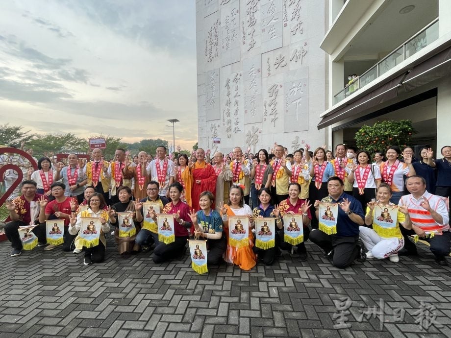 **已签发**柔：头条之一：佛光花车夜游 千人8公里相随