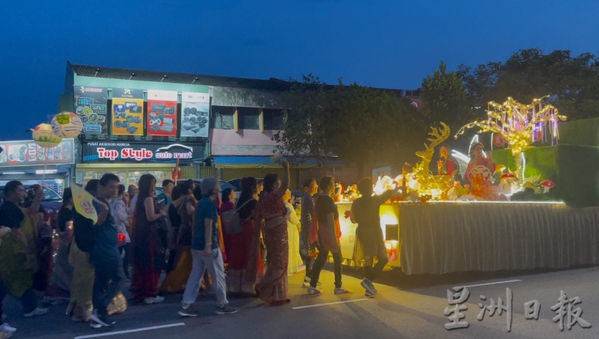 **已签发**柔：头条之一：佛光花车夜游 千人8公里相随