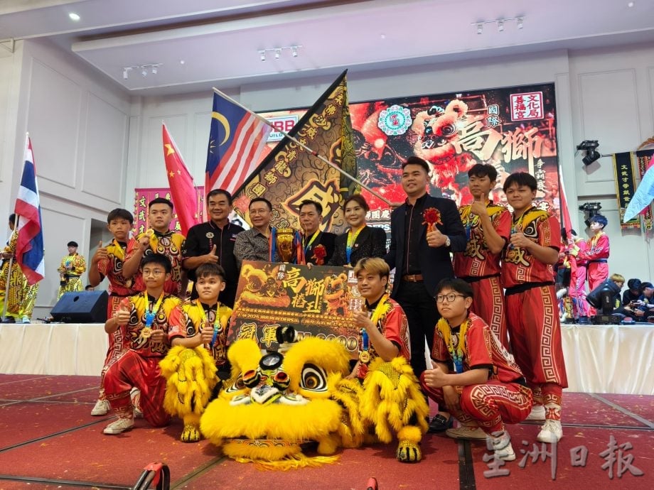 **已签发**柔:头条之一:力压9队伍 沙威文青夺高桩狮国际争霸赛冠军