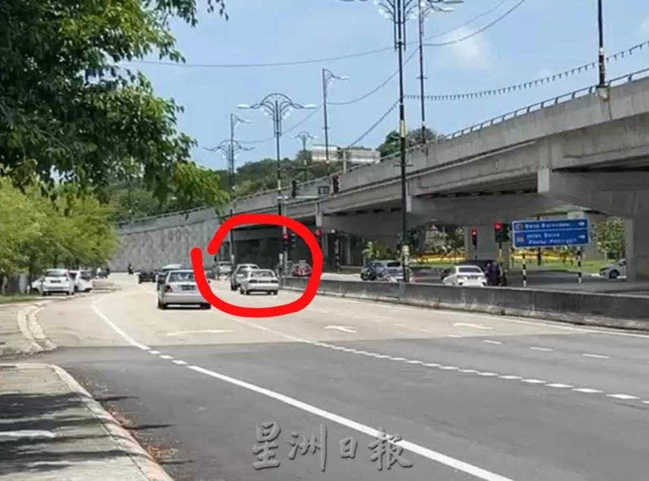 (古城第三版主文)爱极乐路Peringgit Point桥下路段一分为二,交通灯混淆直行司机以为红灯突然停在路中央