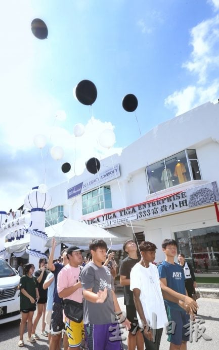 女生坠河亡|吴雪仪举殡火化  同学放气球献最后祝福