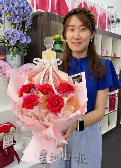 （古城第四版主文）母亲节到来花商推粉色系与经济包装迎需求