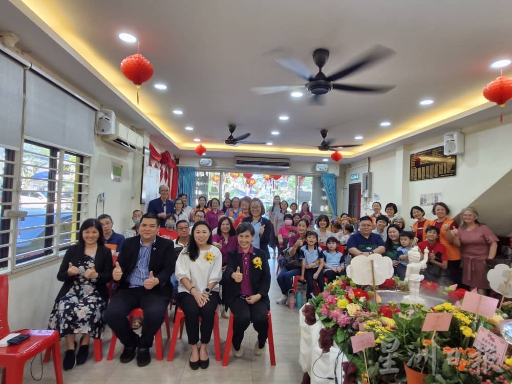 **已签发**柔：銮万福佛学院今举行浴佛法会   累计近千信众参与