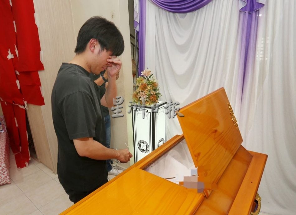 车撞入快餐店|母亲节赴丧府献康乃馨 司机向死者和家属道歉