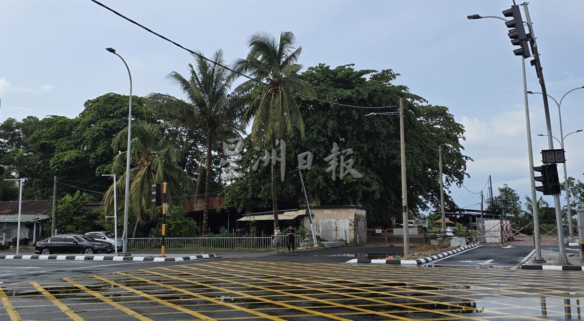 （古城第三版主文）交通告示牌位置不清晰、路面指挥箭头令人混淆 巴当知甲妮华娜花园十字路口兴建中的交通灯弱点多需再探讨优化