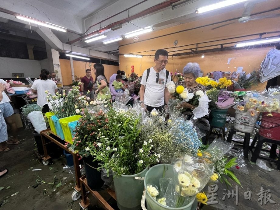 母亲节卫塞节齐齐来 鲜花需求高市场热