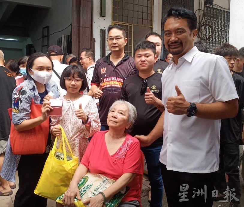 请签发-大都会/慈善派发物资惠及150乐龄/4图