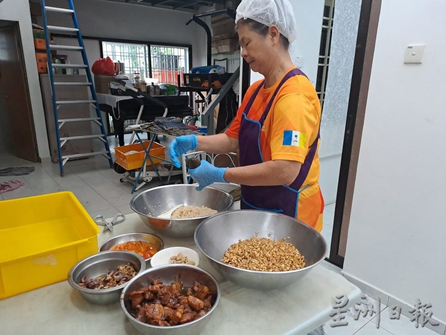 郑瑞霞手工裹粽逾500粒 义卖筹款以粽传情 弘扬传统