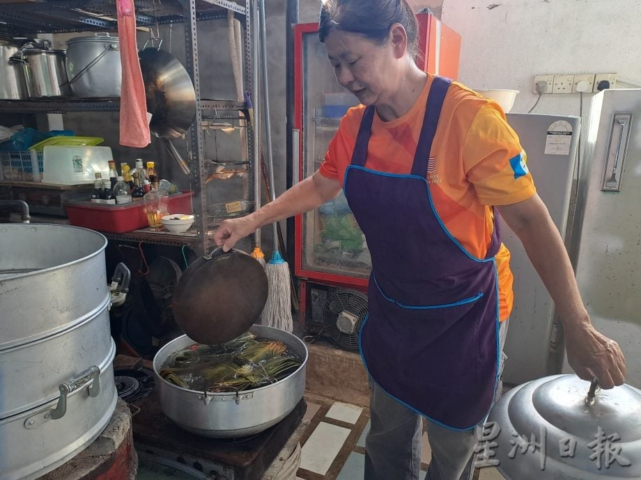 郑瑞霞手工裹粽逾500粒 义卖筹款以粽传情 弘扬传统