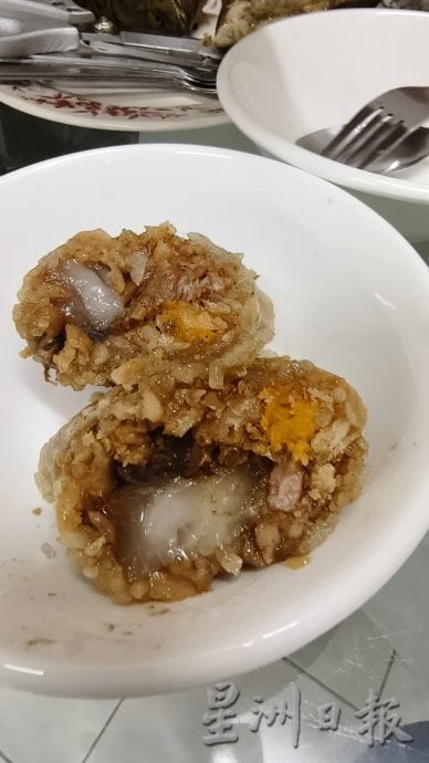 郑瑞霞手工裹粽逾500粒 义卖筹款以粽传情 弘扬传统