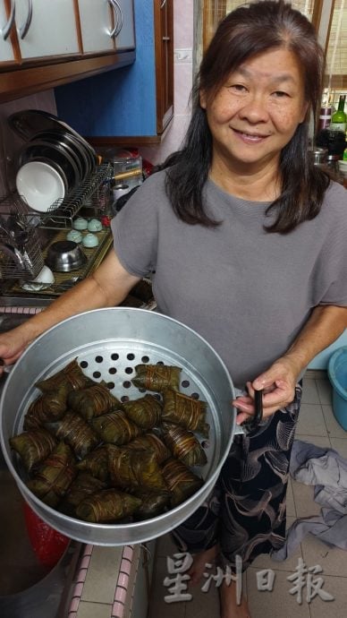 郑瑞霞手工裹粽逾500粒 义卖筹款以粽传情 弘扬传统