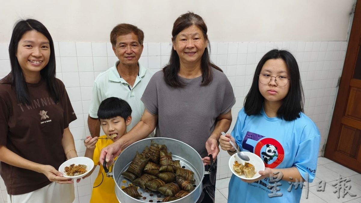 郑瑞霞手工裹粽逾500粒 义卖筹款以粽传情 弘扬传统