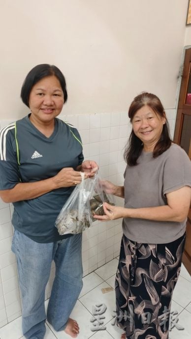 郑瑞霞手工裹粽逾500粒 义卖筹款以粽传情 弘扬传统