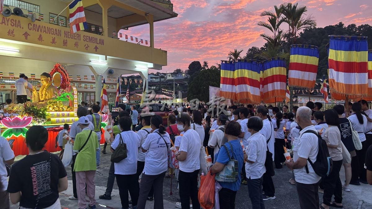 卫塞节花车游行点亮芙蓉夜 千人心灯共迎佛诞
