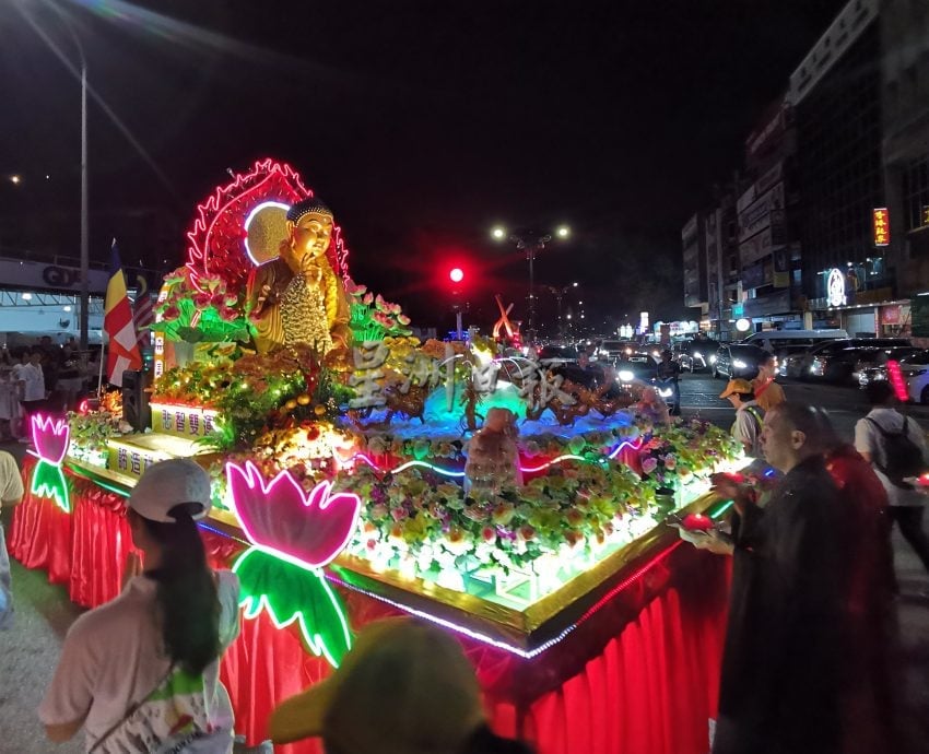 卫塞节花车游行点亮芙蓉夜 千人心灯共迎佛诞