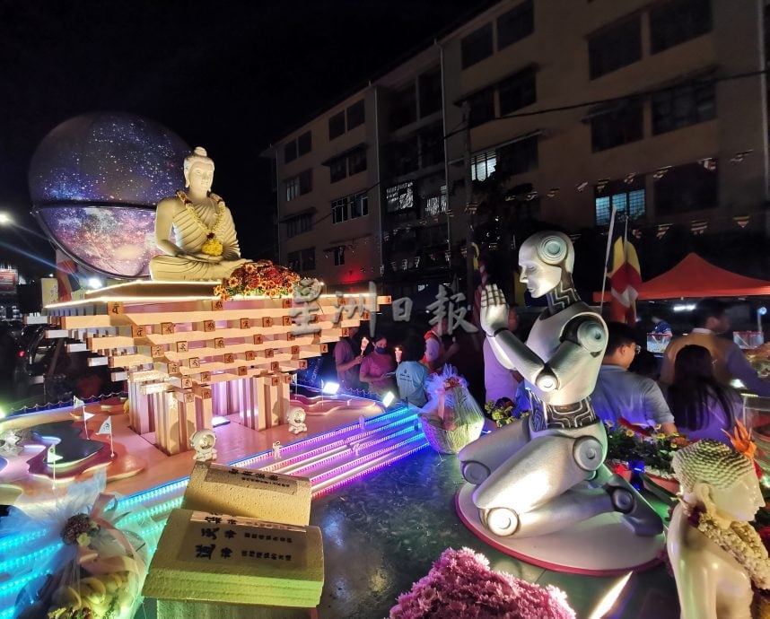 卫塞节花车游行点亮芙蓉夜 千人心灯共迎佛诞